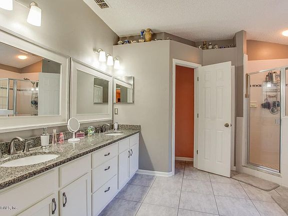 4th image of 305 Ashwood Ct