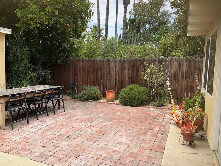 13902 Calvert St — Photo 1