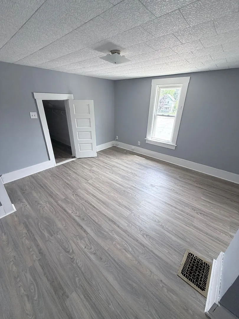 3 Bed / 1 Bath Spacious Layout with Walk-In Closet & First-Floor Laundry! — Photo 3