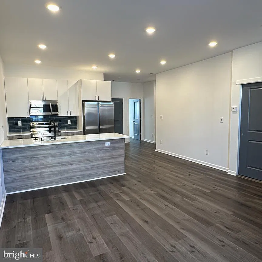1 bed, 1.0 bath, 1776 sqft, $1,300 — Photo 2