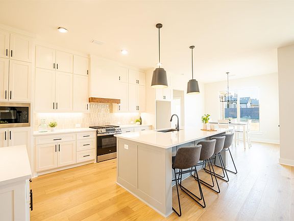 3rd image of 608 Corondelet Ln