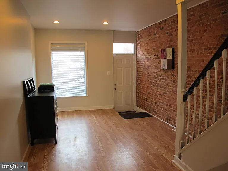 136 N Curley St — Photo 8