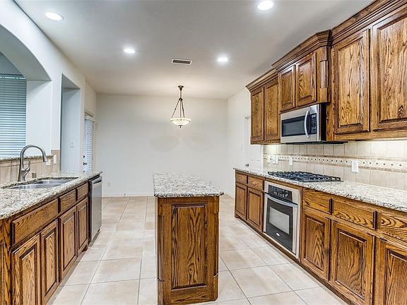 5th image of 934 Crestmoor Dr