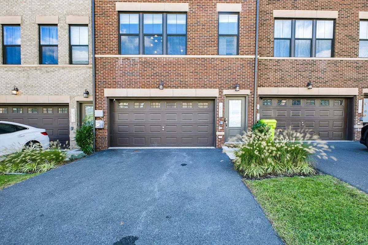 4 bed, 4.5 bath, 2200 sqft, $3,895 — Photo 1