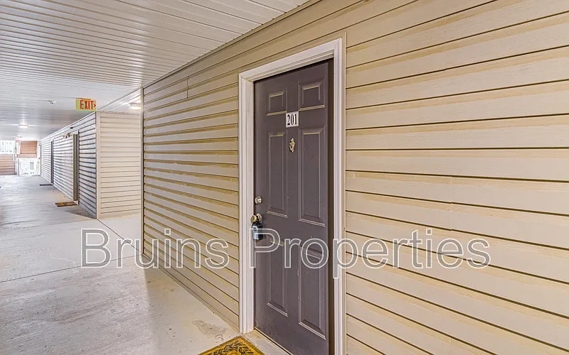 Building Photo - 7104 W Friendly Ave #201