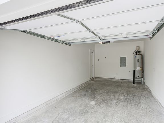 4th image of 2703 Bloomsbury Ln