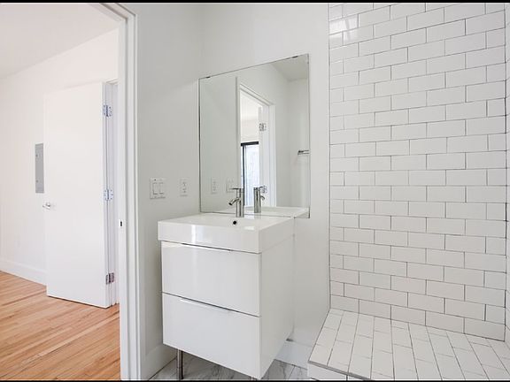 4th image of 429 1/2 N Vendome St