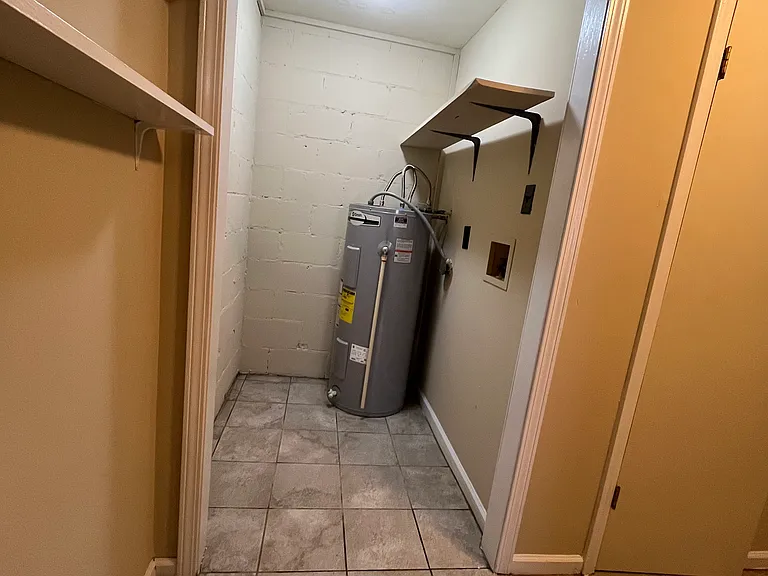 2300 Fosters Ferry Rd — Photo 2