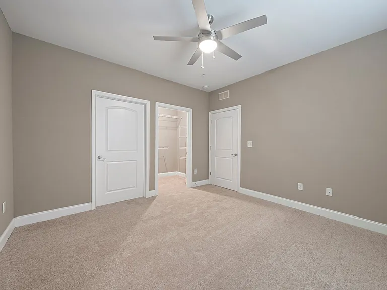 Mount Victor Olde Towne Luxury Apartments — Photo 73