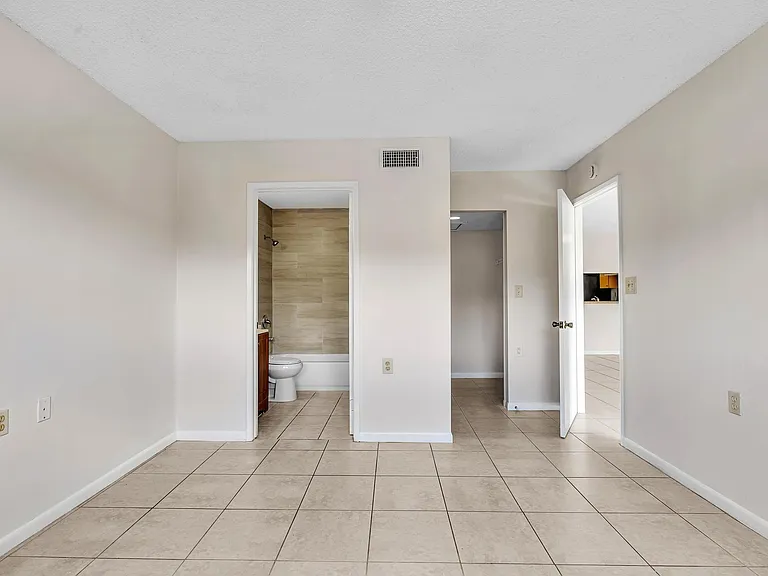 1020 Lake Victoria Dr #B — Photo 24