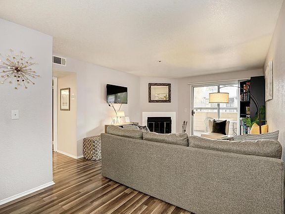 3rd image of 1019 Dornajo Way APT 157