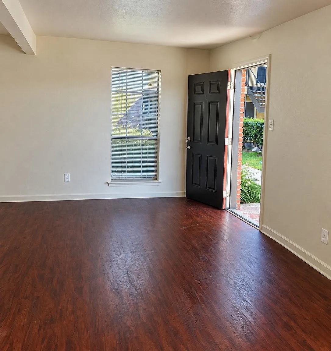 1 bed, 1.0 bath, 23194 sqft, $950 — Photo 2