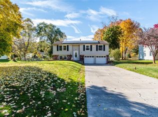 19 Newport Dr, Rochester, NY 14624