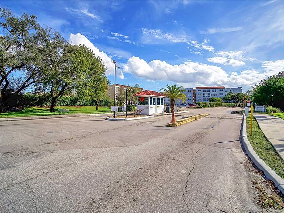 2nd image of 2850 Somerset Drive #316l