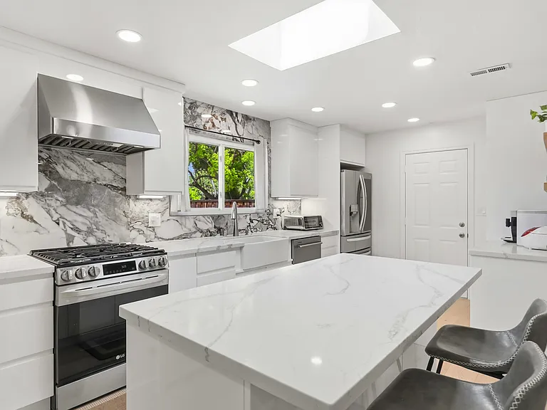 5588 Dartmouth Dr — Photo 2
