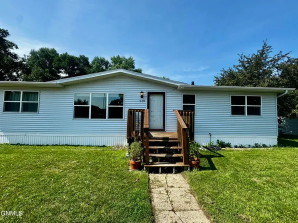 420 Piccadilly Cir, Bismarck, ND 58504