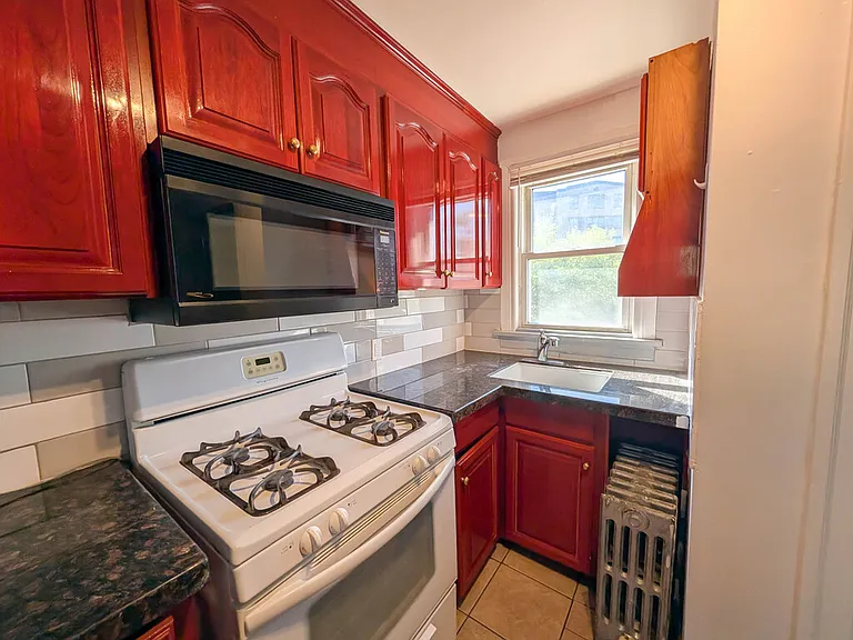 50 Welland Ave #4 — Photo 6