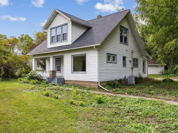 95 Franklin St, Center Point, IA 52213