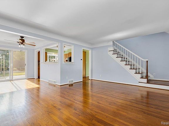 5th image of 28550 Malvina Dr