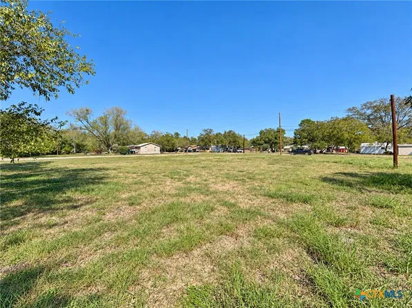 922 N Avenue H, Shiner, TX 77984