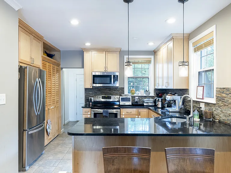 4850 Crescent St — Photo 3