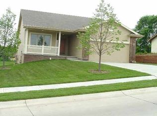 907 Crest Rd, Papillion, NE 68046