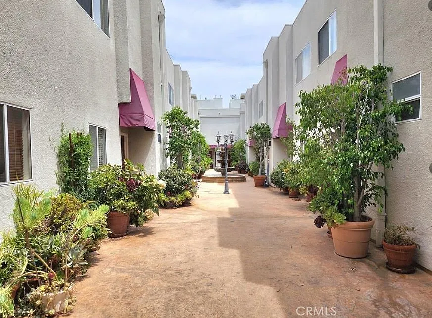 2 bed, 2.5 bath, 1389 sqft, $3,950 — Photo 2