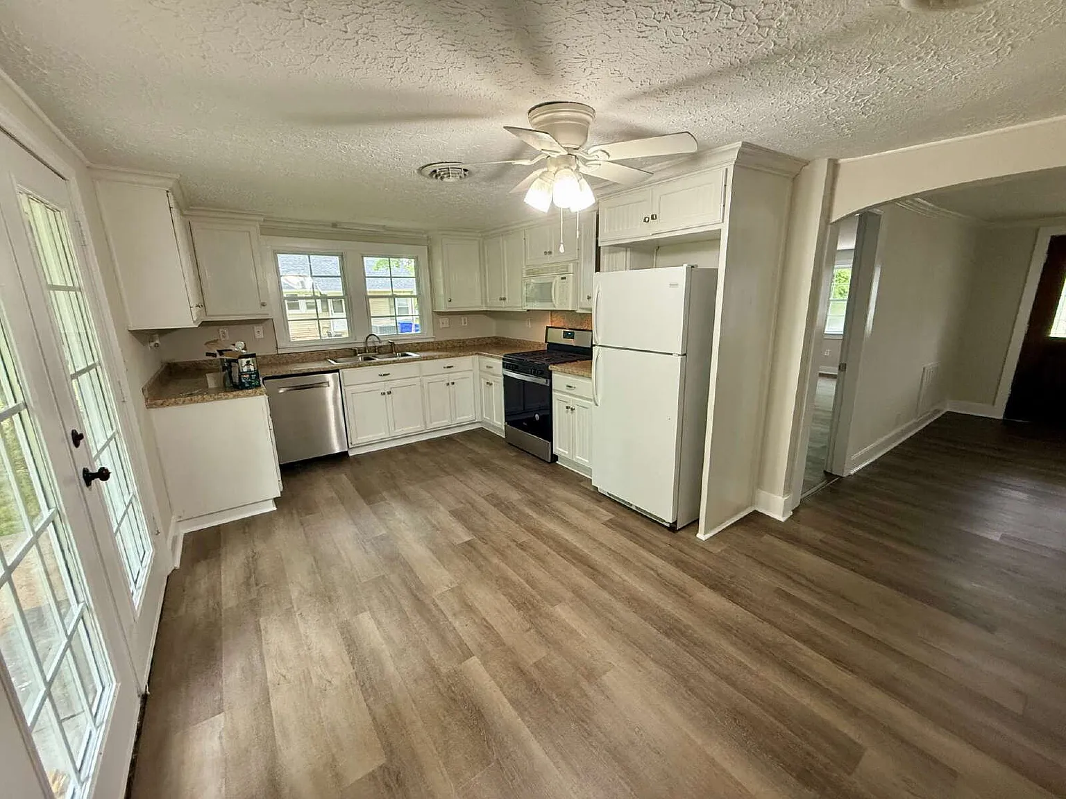 3 bed, 1.0 bath, 1168 sqft, $1,450 — Photo 3