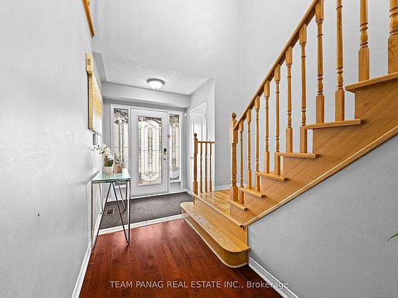 3rd image of 48 Sweet Clover Cres