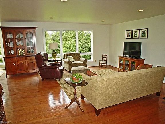 4th image of 165 Campbell Ln