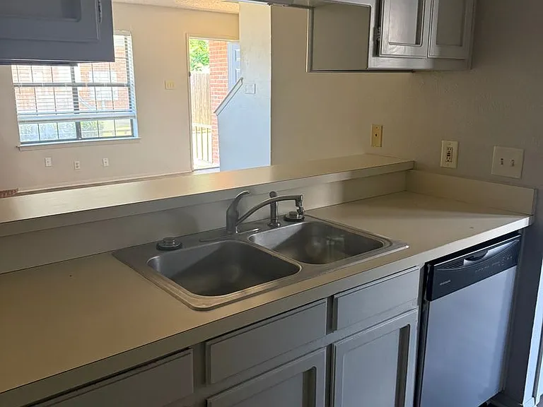 716 W Mulberry St — Photo 8