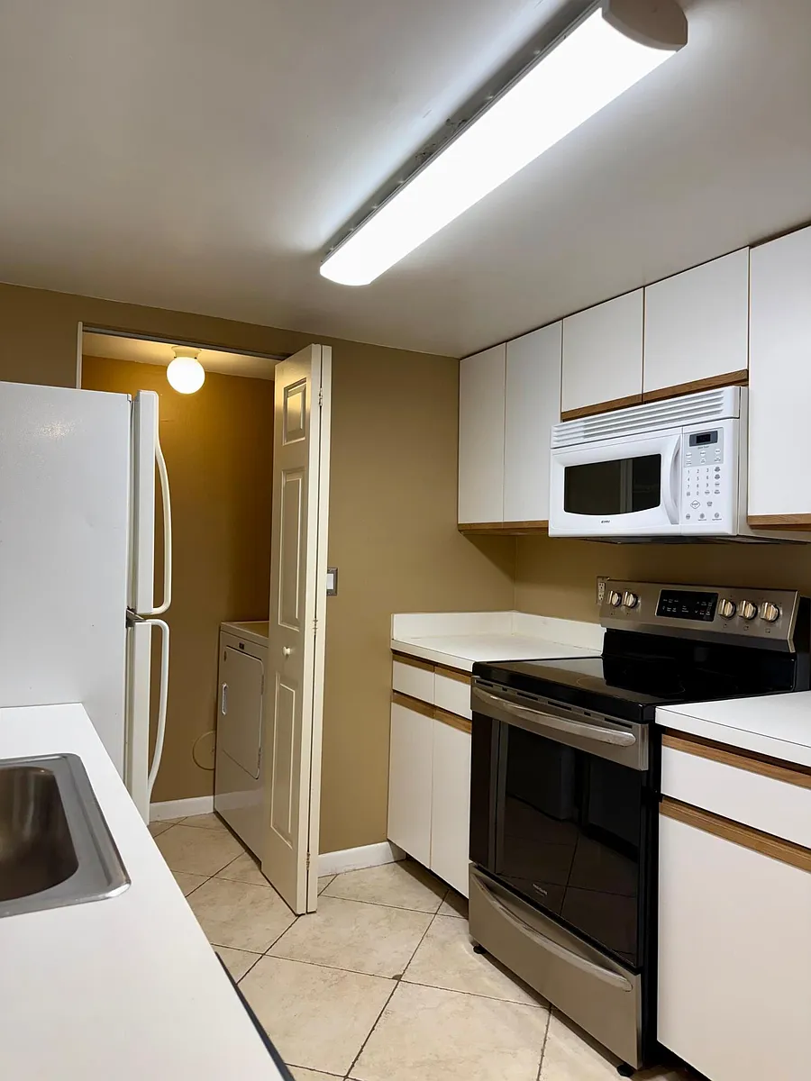 Building Photo - 9799 Westview Dr #1015