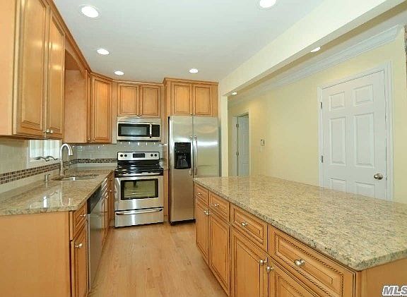 2nd image of 33 Oaktree Ln