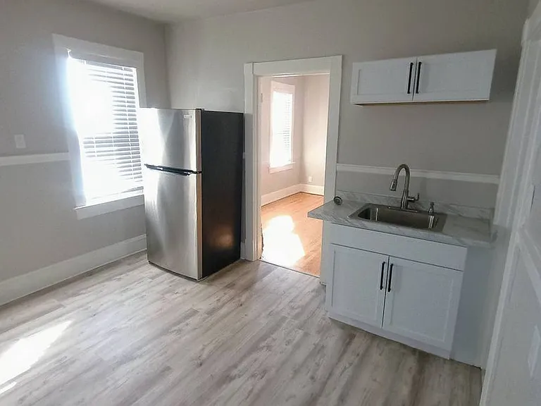 1822 N Warren Ave — Photo 7