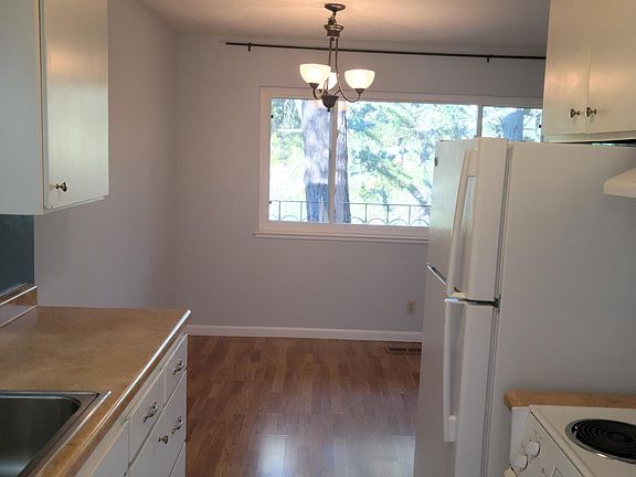 3rd image of 2050 Ascot Dr #2