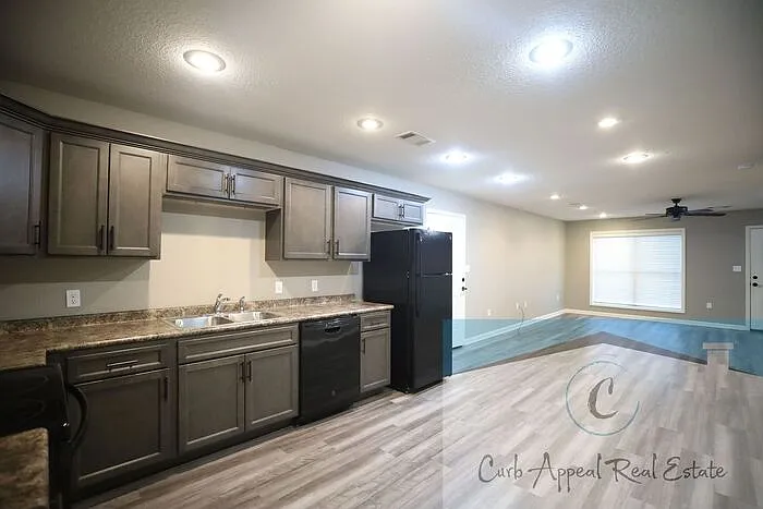 918 W Oak Ave #B — Photo 8