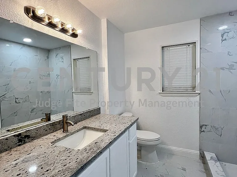 1914 W Northgate Dr — Photo 16