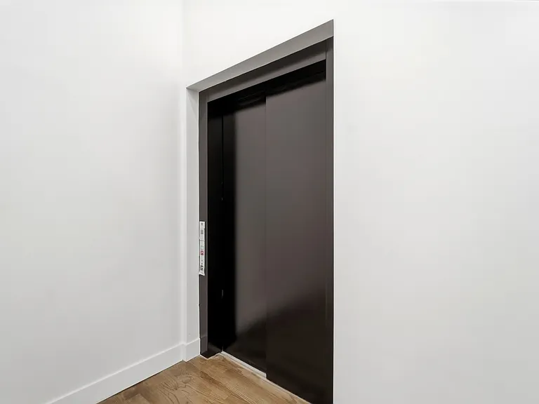 907 Main St #5 — Photo 32