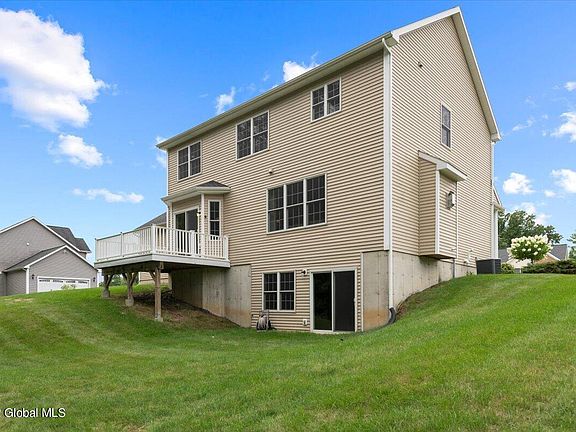 5th image of 31 Stone Crest Dr