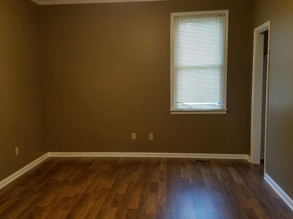 Master Bedroom with 2 closets 