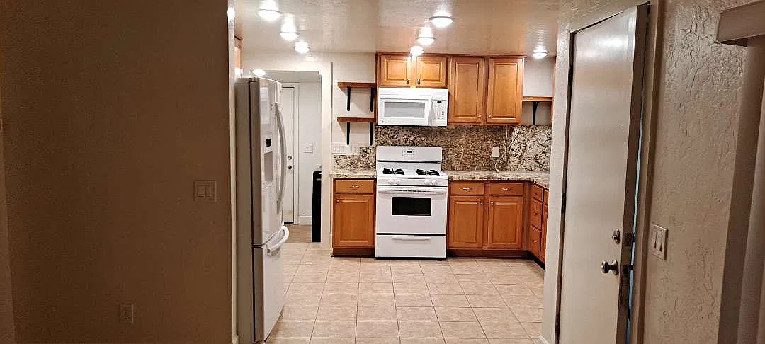 2624 W Orangewood Ave — Photo 3