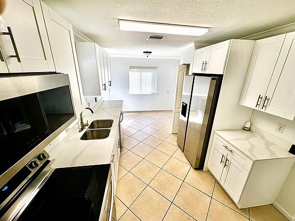 5th image of 11290 SW 20th St