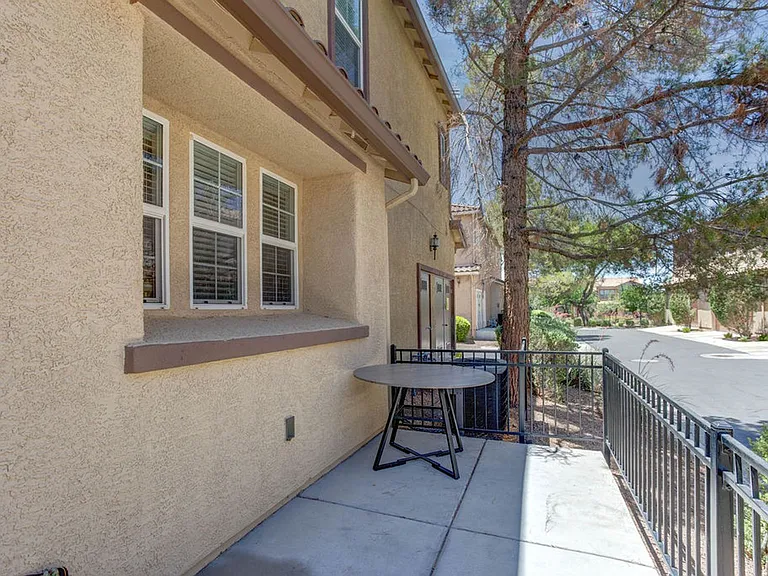 2049 Rockburne St — Photo 34