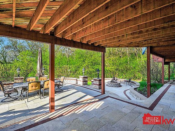 5th image of 23 Arrowwood Dr