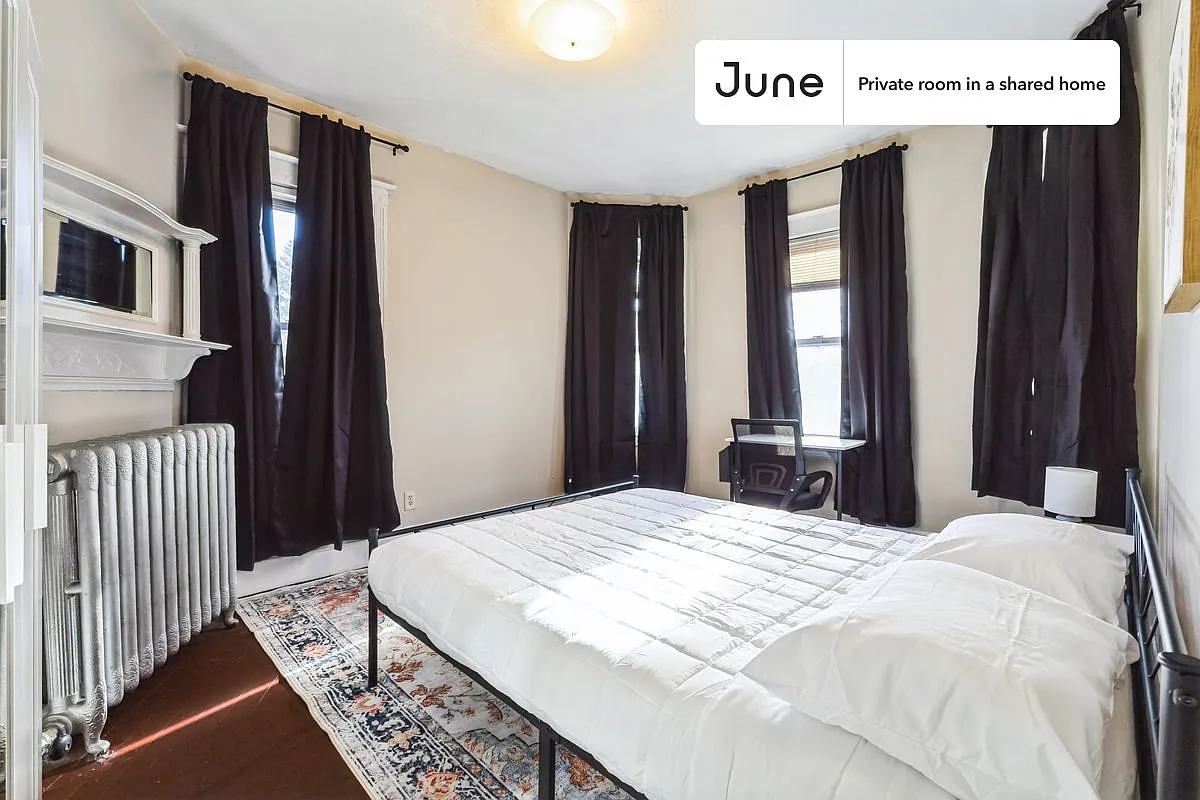 Queen bedroom in 5 bed/1.5 bath home in Harvard Square (Cambridge) #1809 C — Photo 1