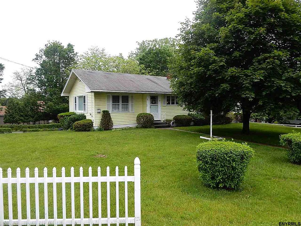 1st image of 28 Oxford Cir