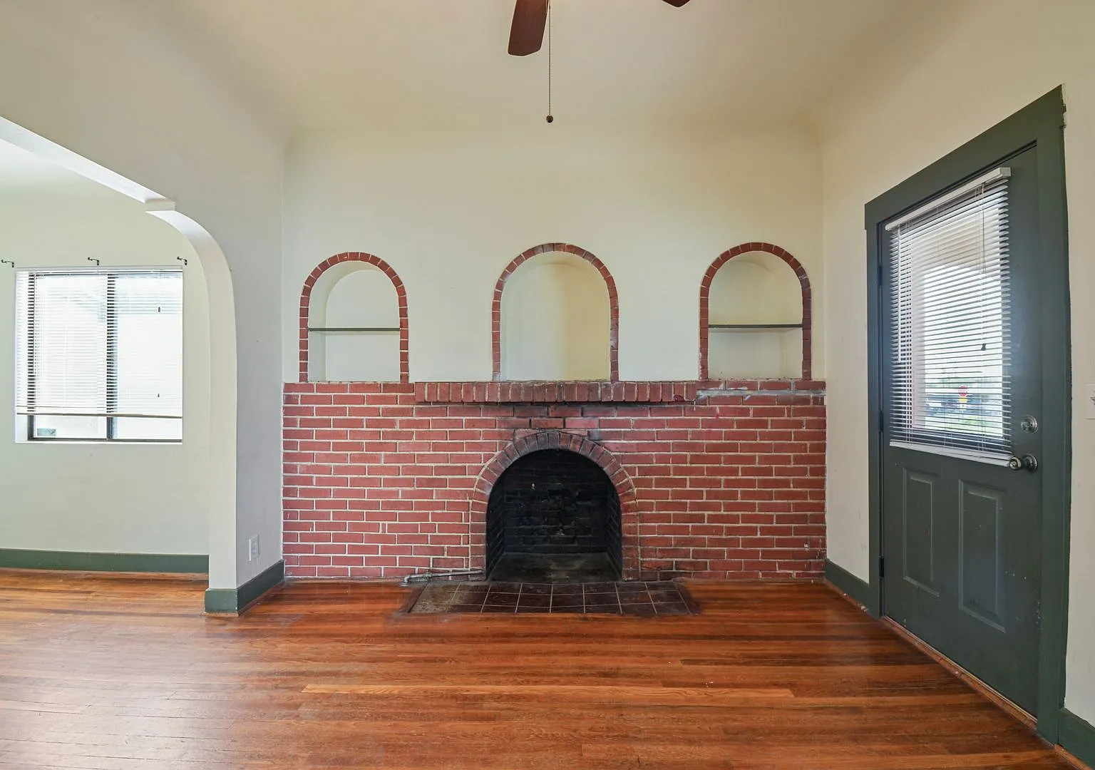 Charming Older Home A/C 3 Bed 2 Bath Wood Floors, Huge Back Yard — Photo 3