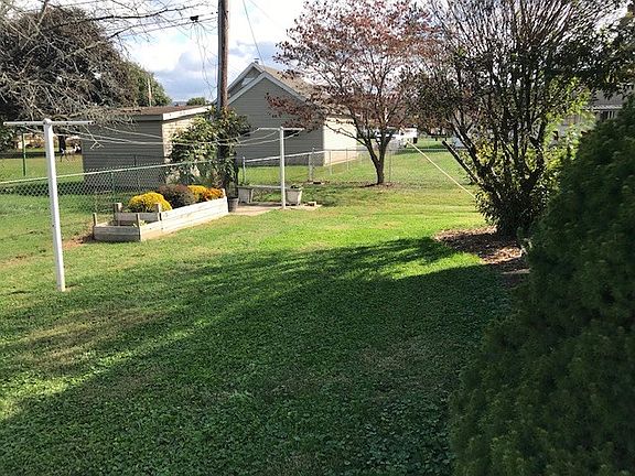 3rd image of 205 Loganview Dr
