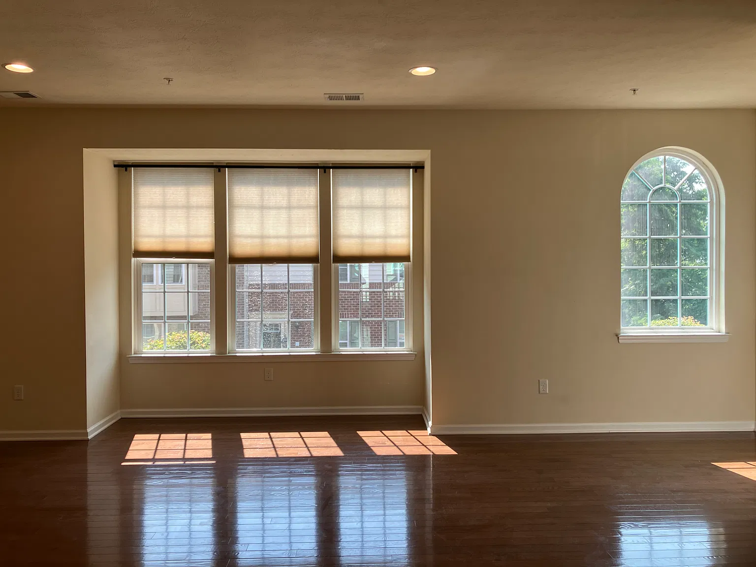 3 bed, 2150 sqft, $2,700 — Photo 2