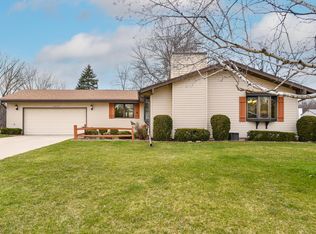 7975 S Mission Dr, Franklin, WI 53132
